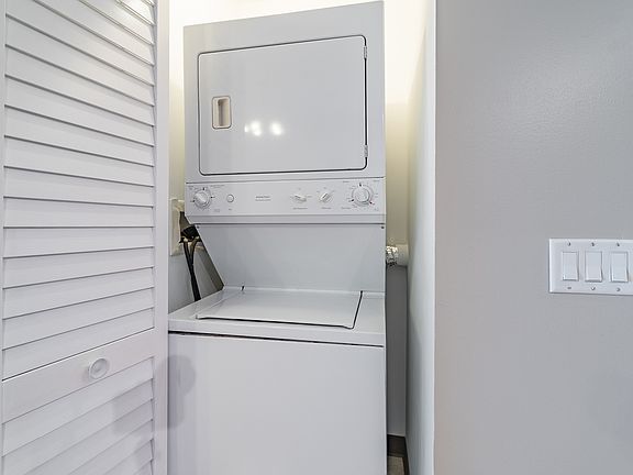 5th image of 1235 S Prairie Ave APT 2508