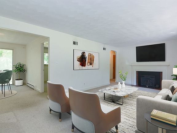 4th image of 18 Hemlock Ln