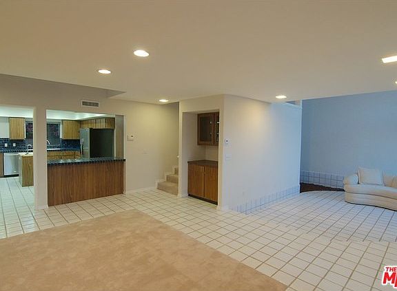 Butler's pantry to the right...