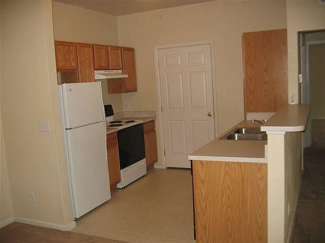 2 bed, 1050 sqft, $1,885 — Photo 1