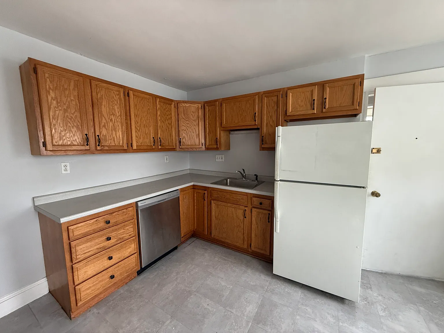 3 bed, 1.0 bath, 9999 sqft, $3,300 — Photo 3