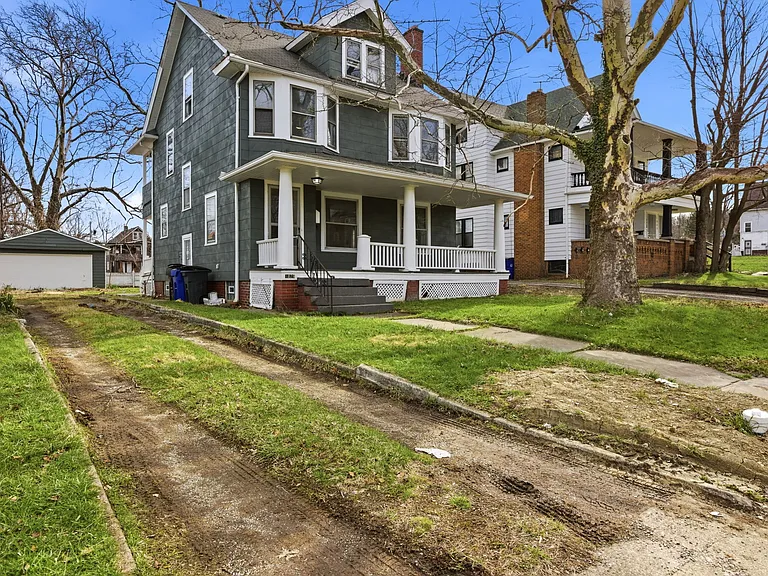 Front Exterior/Driveway