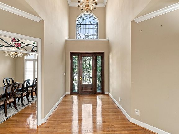 4th image of 1301 Stratford Ct