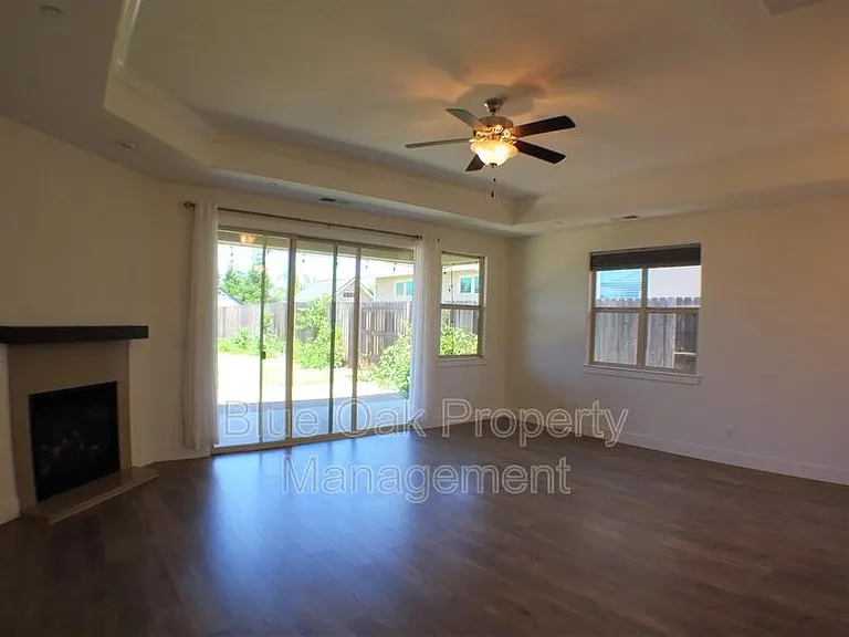 1584 Champlain Way — Photo 2