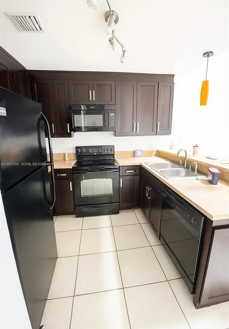 3 bed, 1186 sqft, $2,400 — Photo 2