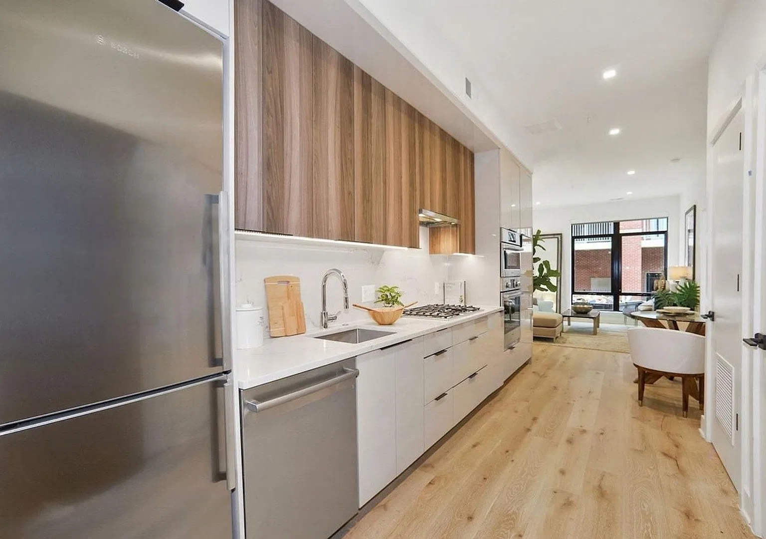 One Bedroom Condo in the Heart of the City + Rooftop Deck — Photo 4