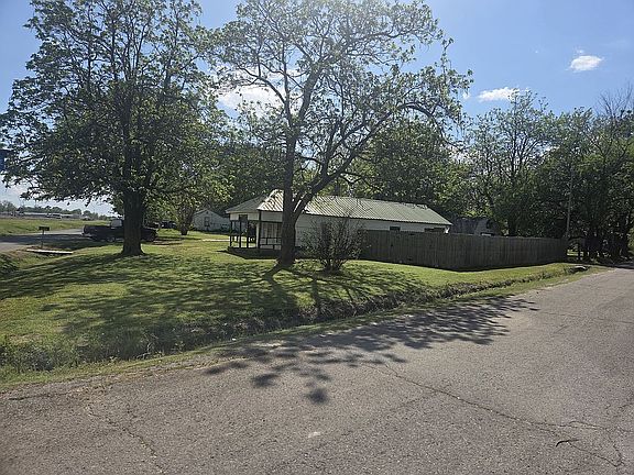 2nd image of 520 NW Main St