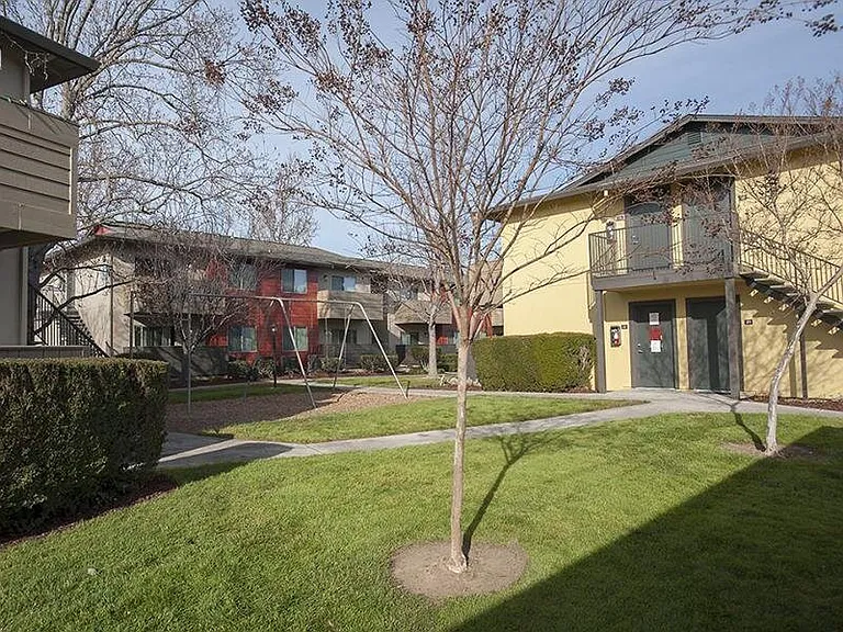 Parkwood Apartments — Photo 23