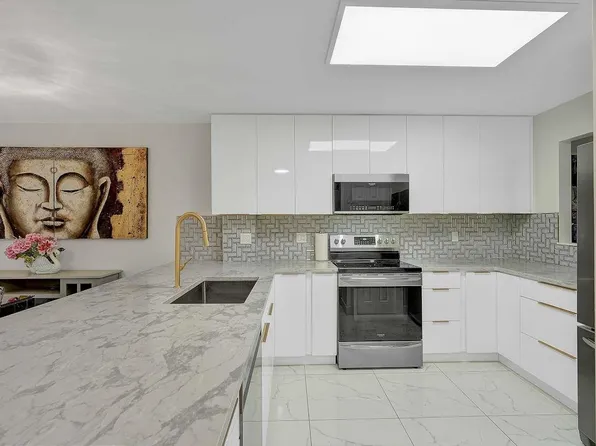 144 Shoreline Cir, Pt Moody, BC V3H 5B3