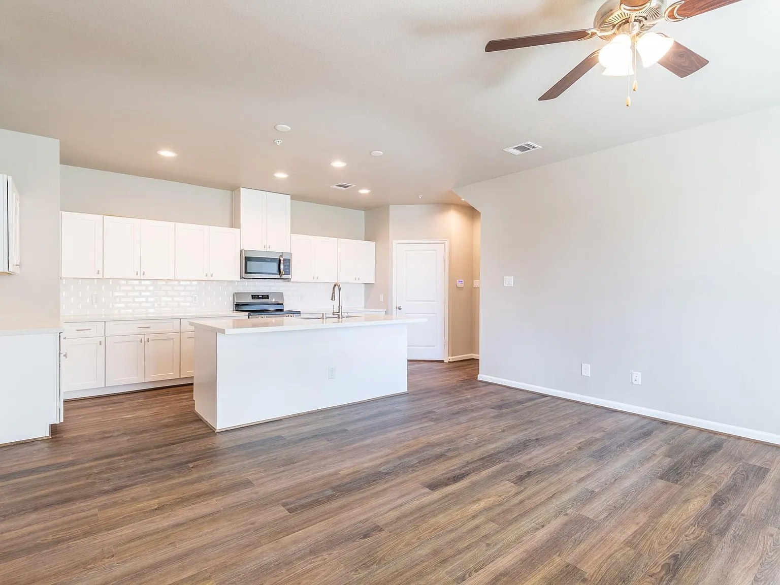 3 bed, 2.0 bath, 1144 sqft, $1,495 — Photo 2