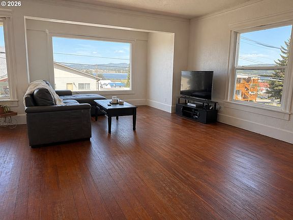 4th image of 322 W C St
