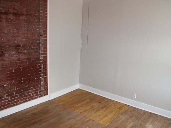 4th image of 900 S Broadway St #1