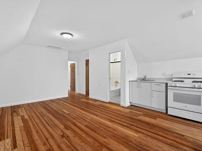 42 Duer Pl #3 — Photo 4