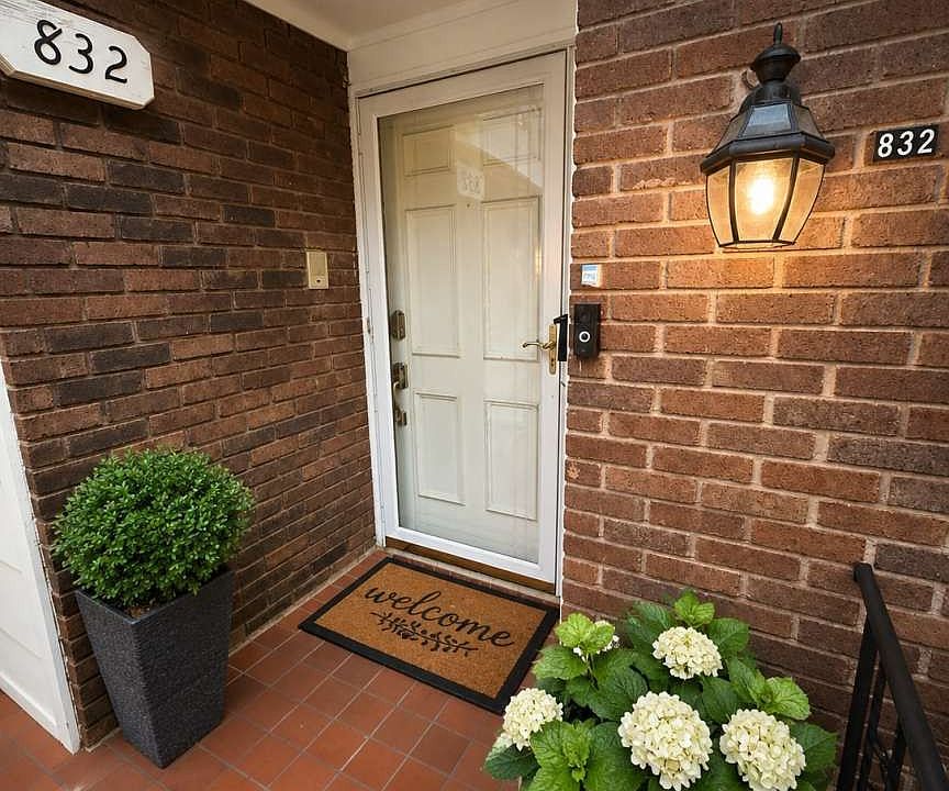 1st image of 832 Chateau Valee Cir