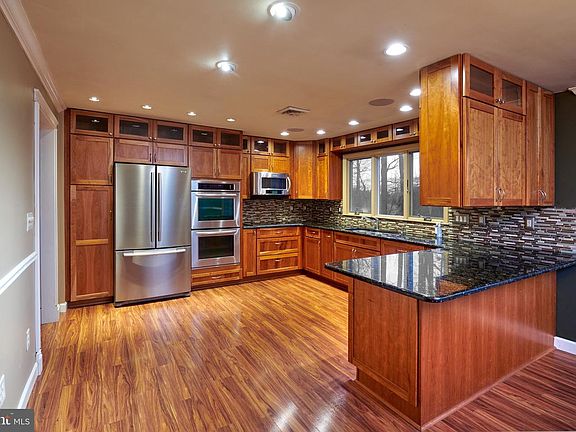 4th image of 10 Northwood Dr