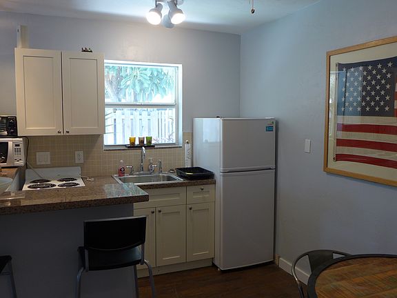 5th image of 832 NE 16th Ave