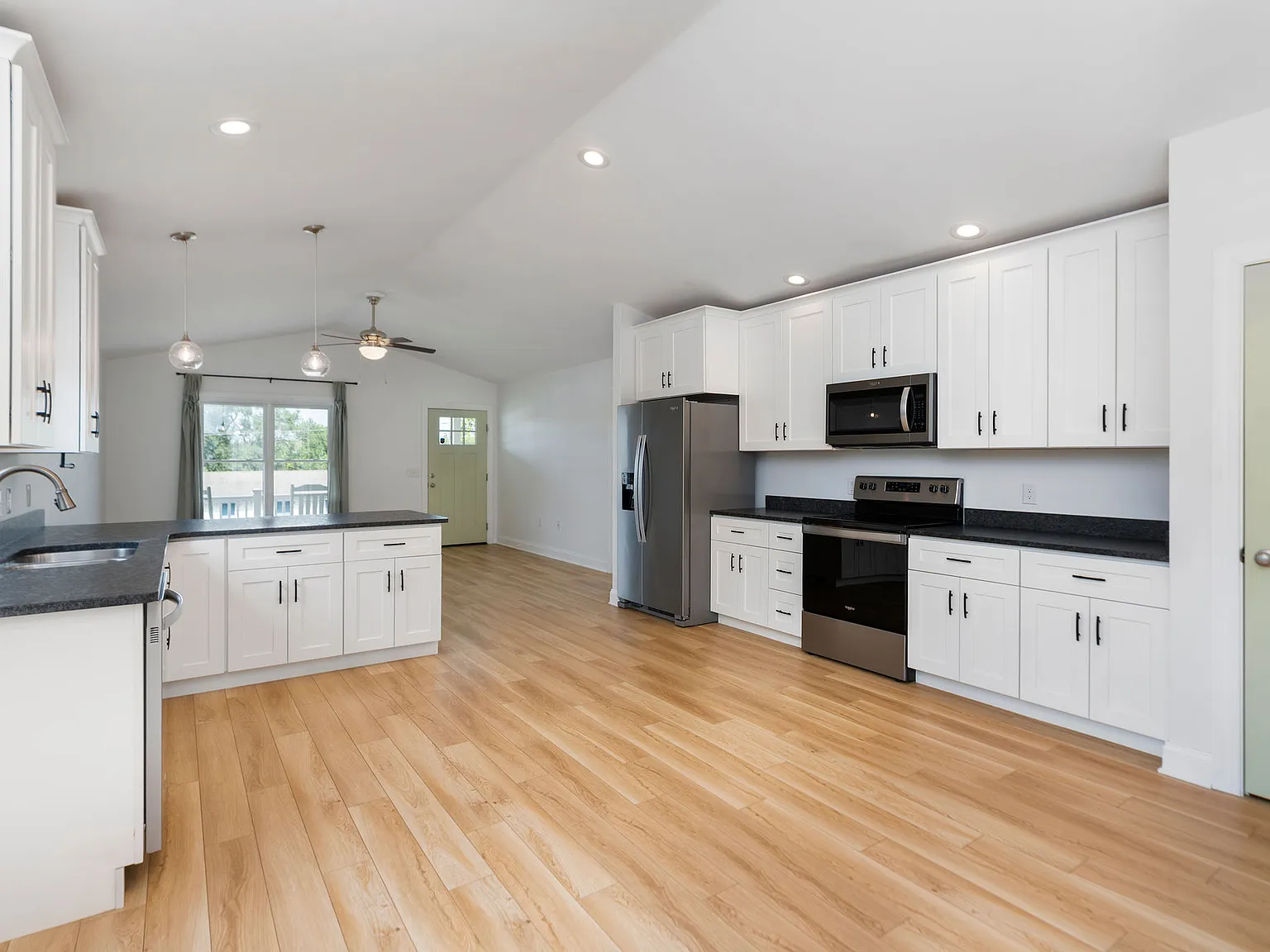 3 bed, 1326 sqft, $1,895 — Photo 2