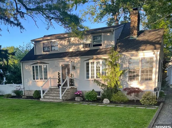 17 West Dr, Montvale, NJ 07645