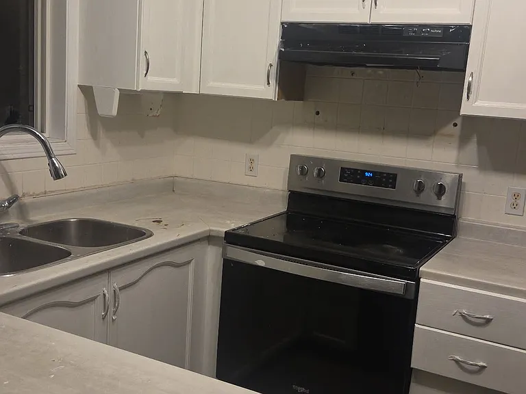 Golds Cres — Photo 10