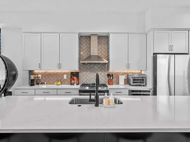 1403 Superior Ave E — Photo 10