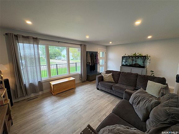 5th image of 329 Prothero AVENUE W