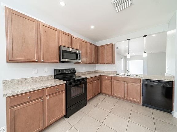 4th image of 2534 SW 9th Ave