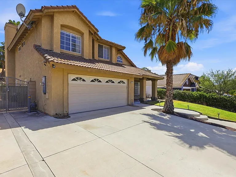 421 Yellowstone Cir — Photo 4
