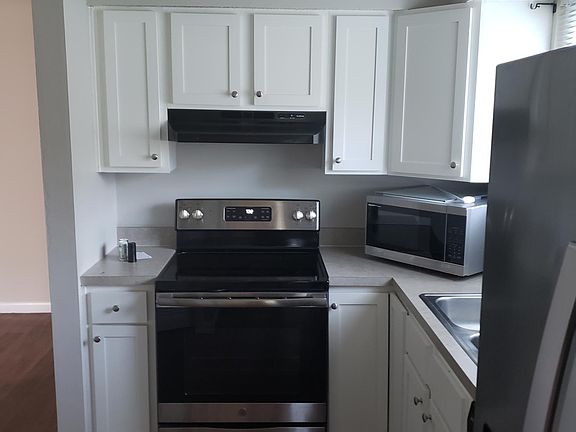3rd image of 493 Newport Dr