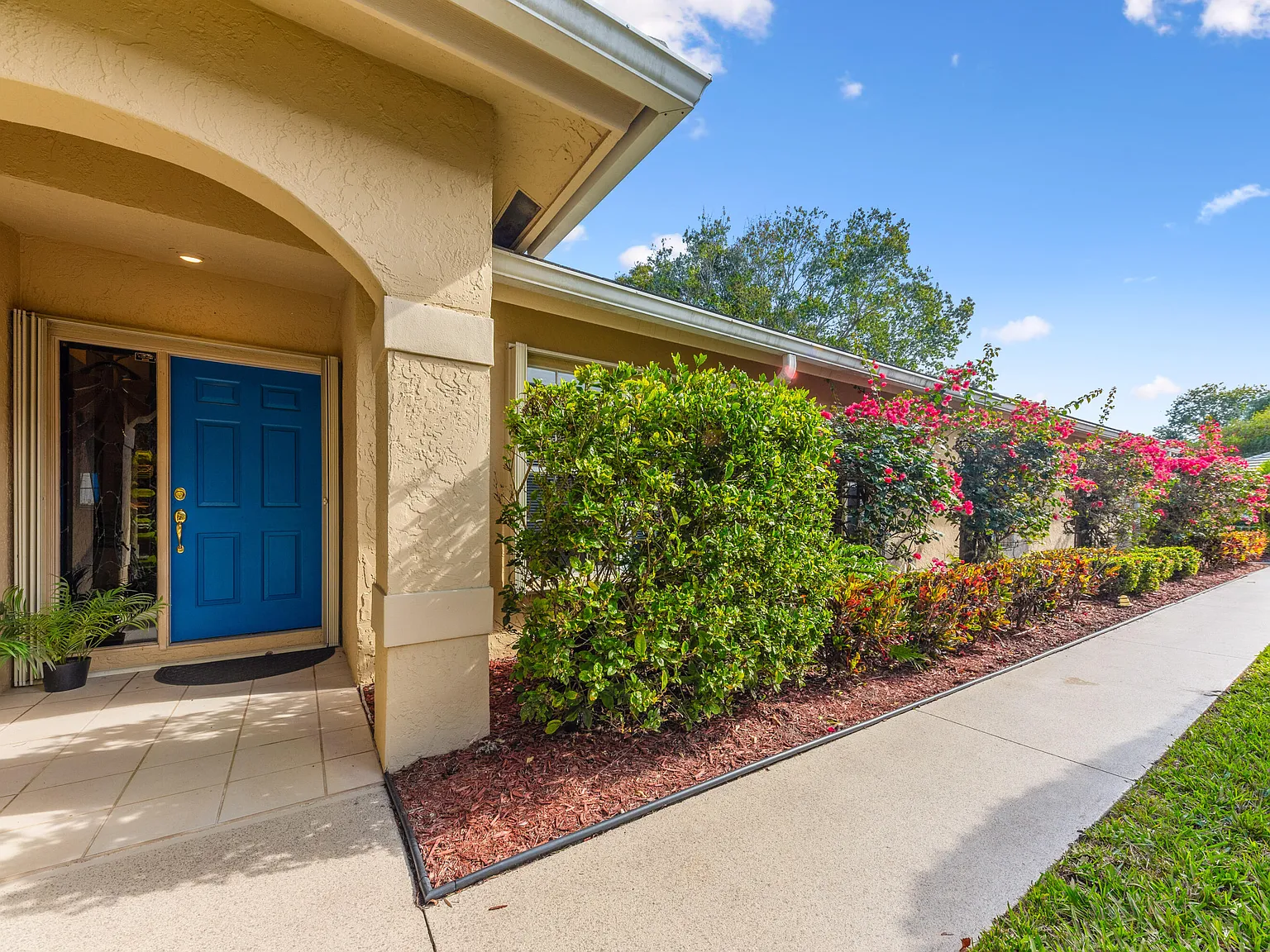 3 bed, 3.0 bath, 2460 sqft, $2,500 — Photo 2