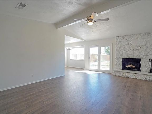 4th image of 301 S Eisenhower Dr