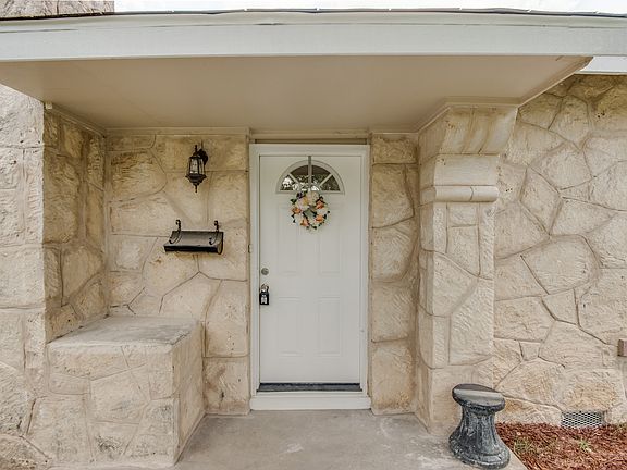 3rd image of 267 W Mariposa Dr