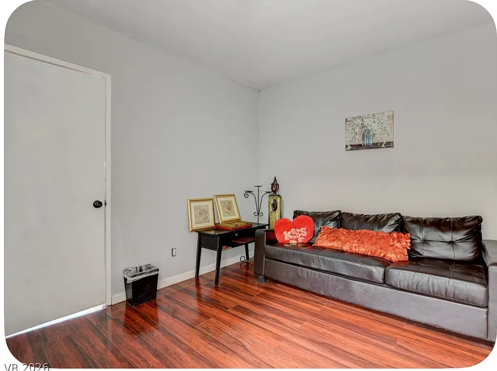 3 bed, 2.0 bath, 1304 sqft, $2,090 — Photo 2