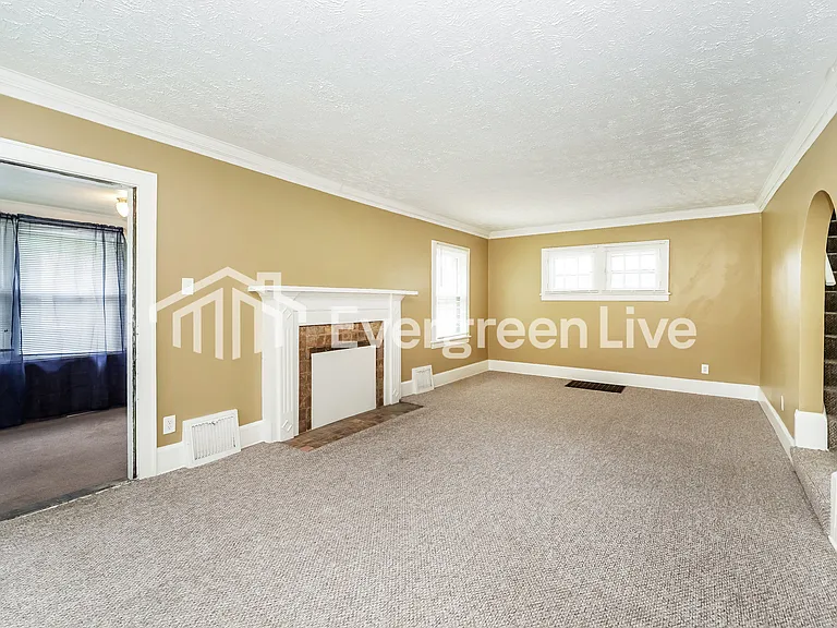 864 Packard Dr — Photo 2