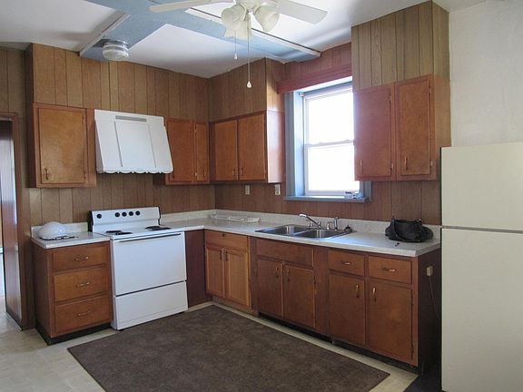 Kitchen. Electric stove.