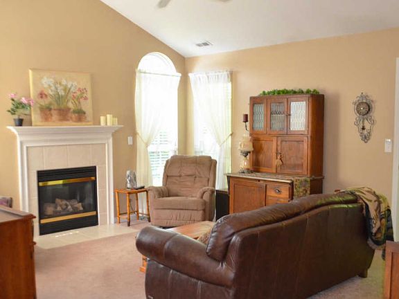 4th image of 40 Orchard Oak Dr