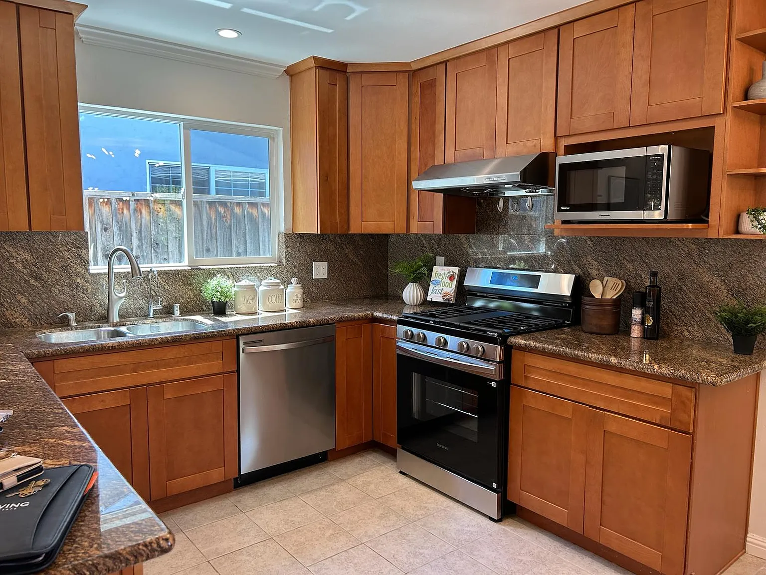 3 bed, 2.0 bath, 1468 sqft, $5,000 — Photo 3
