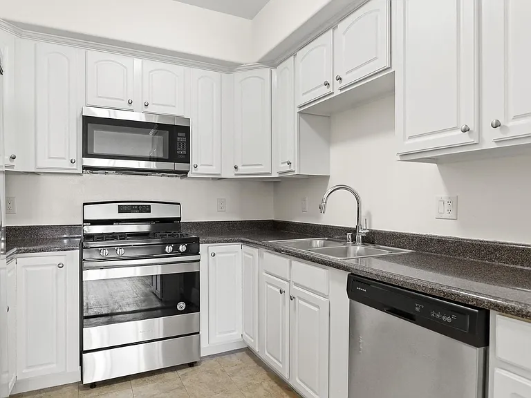 Full-Size Kitchen with Energy-Efficient Appliances *In-Select Units