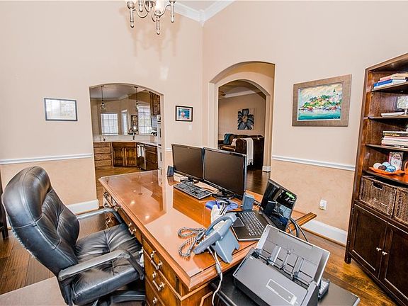 4th image of 668 Brookvista Ct W