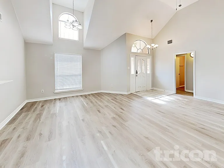 2758 Briar Hill Dr — Photo 8