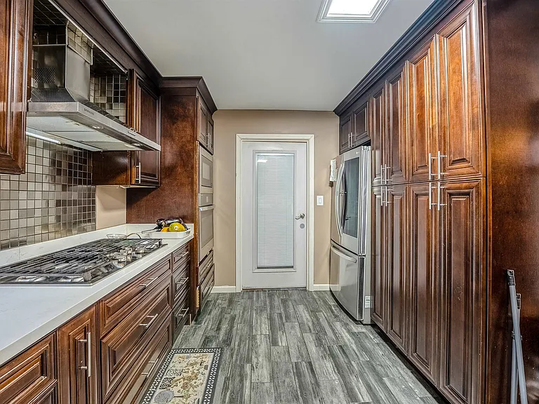301 N Thomson Ave — Photo 9
