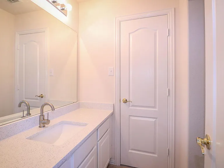 1183 Heathrow Dr — Photo 30