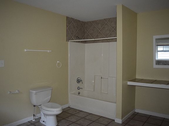 3rd image of 418 N Guthrie Ave