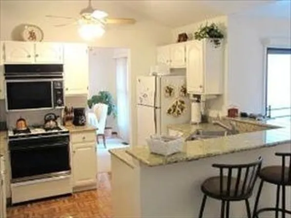6 Hastings Ln, Lincolnshire, IL 60069