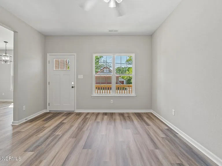 704 Harney St — Photo 13