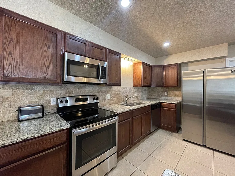 4707 Hemlock Ln — Photo 3
