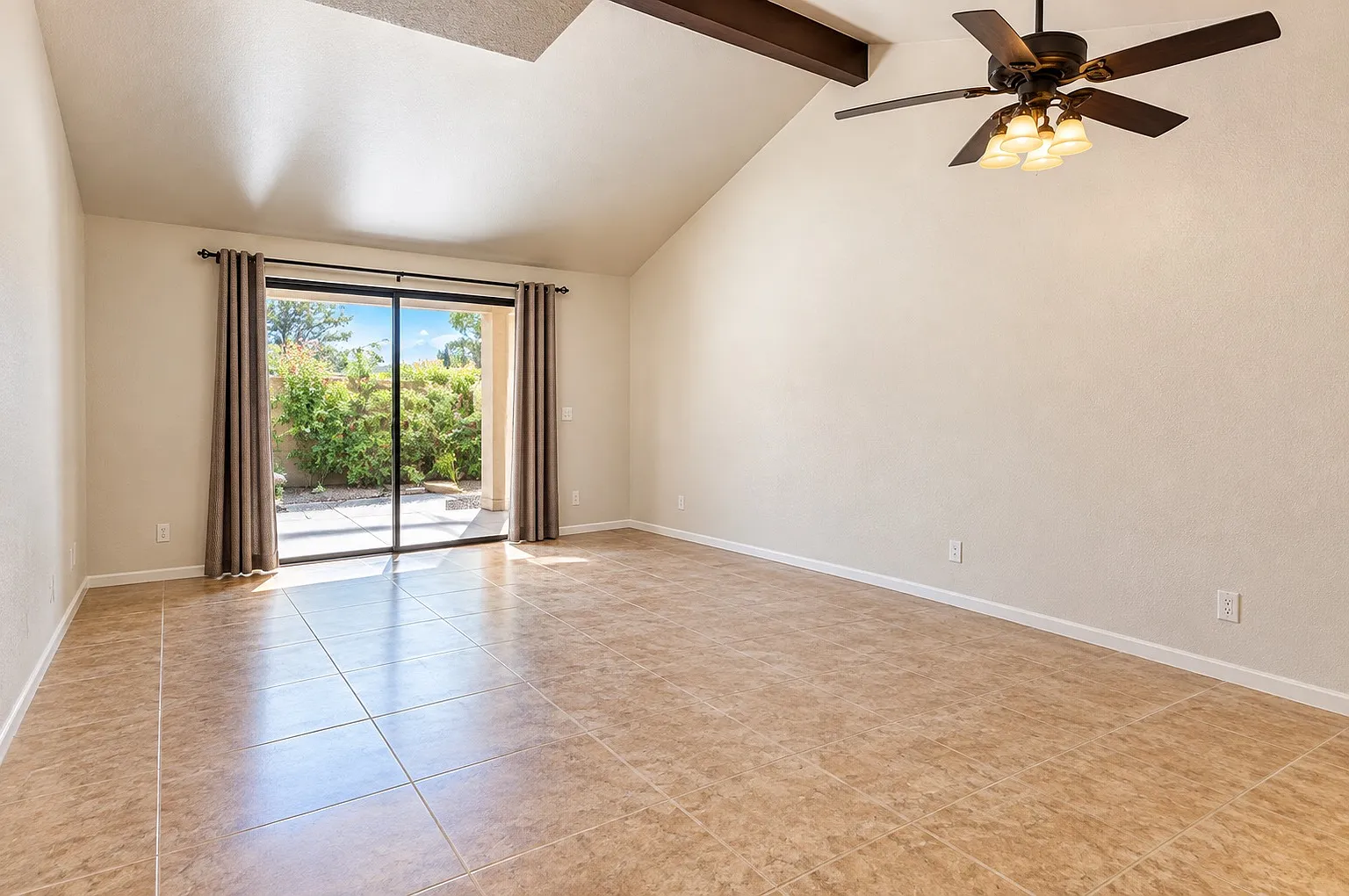 3 bed, 1192 sqft, $2,400 — Photo 4