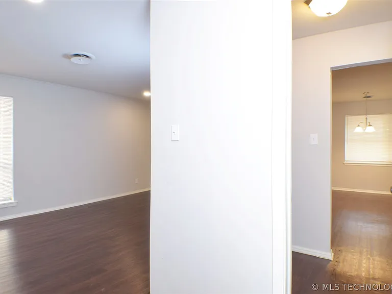 4711 S Fulton Pl — Photo 2