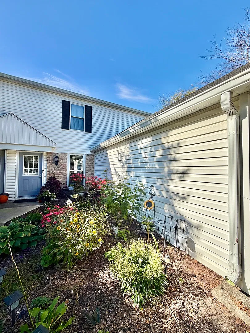 2 bed, 1.5 bath, 1008 sqft, $2,000 — Photo 1
