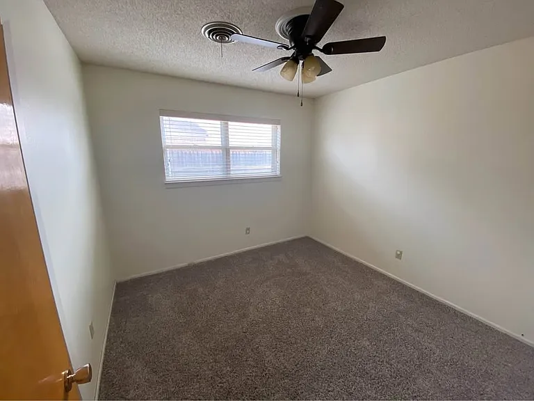 5711 SW 37th Ave — Photo 4