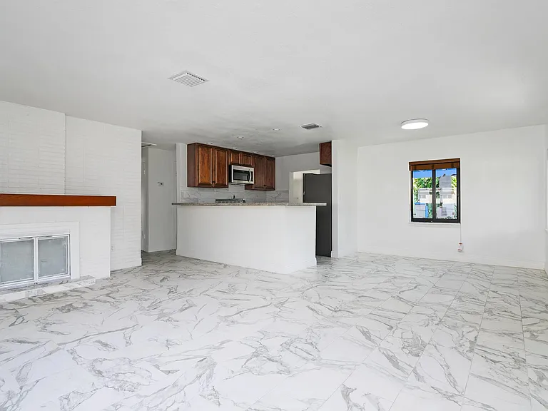 233 SW 21st St — Photo 3